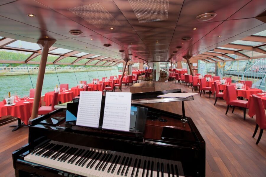 Paris : NYE Special Diner Cruise on the Seine River - Who this Seine NYE cruise suits best