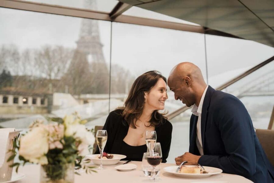Paris : NYE Special Diner Cruise on the Seine River - Food and drinks: French courses, wine, and vegetarian care
