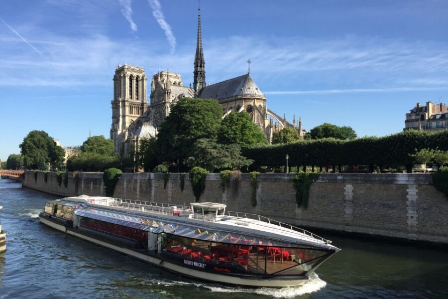 Paris : NYE Special Diner Cruise on the Seine River - Comfort, views, and what to bring for a night on the Seine