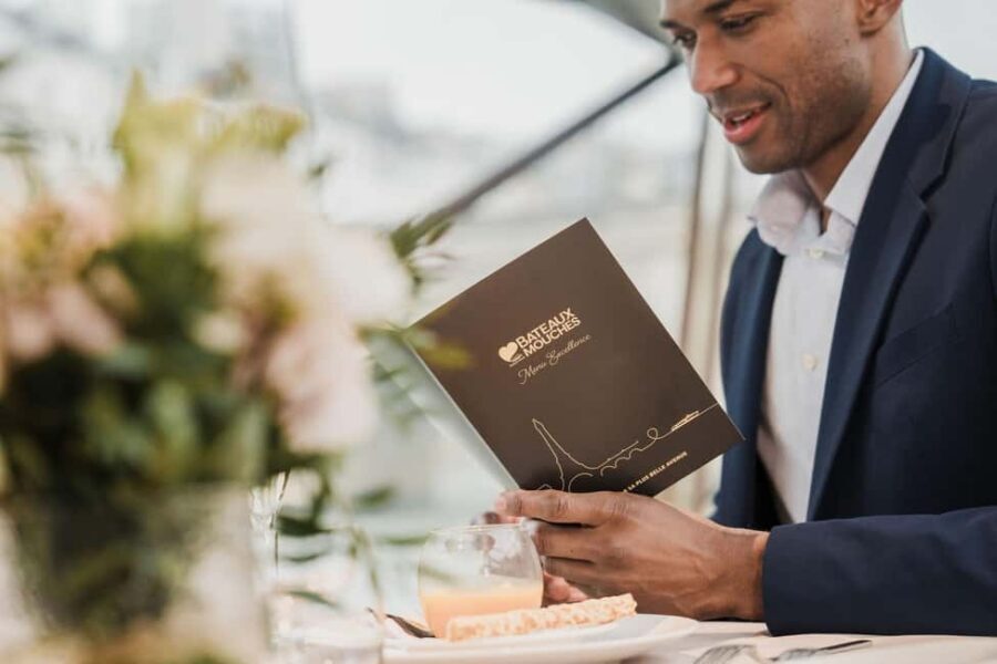 Paris : NYE Special Diner Cruise on the Seine River - The on-board flow: maître d’Hôtel, aperitif, and course timing