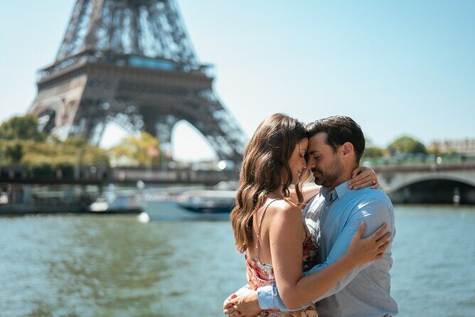 Paris One-Hour Private Photo Shoot - Montmartre Option: Sacré-Cœur Panoramas Plus Cobblestones and Love Notes