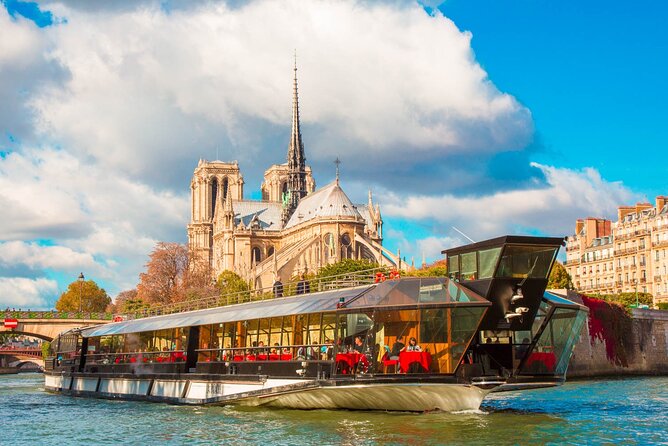 Paris - One Hour Seine River Cruise with Recorded Commentary - Timing for Eiffel Tower Magic: Daylight vs City Lights