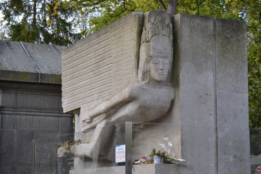 Paris: Père Lachaise Cemetery Private Tour - Cobblestones, Curves, and Shortcuts: How You’ll Actually See More