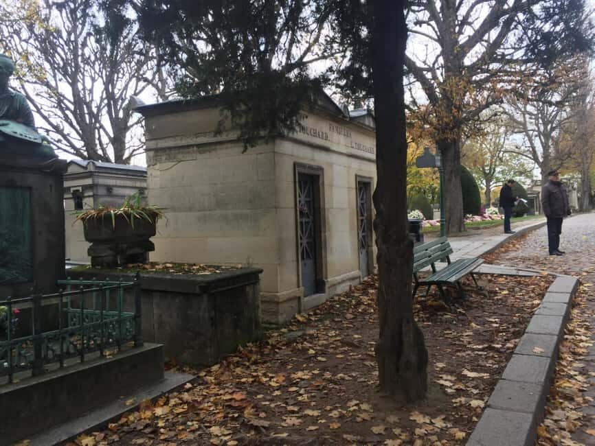 Paris: Père Lachaise Cemetery Visit with Seine River Cruise - How the digital audio guide shapes the experience
