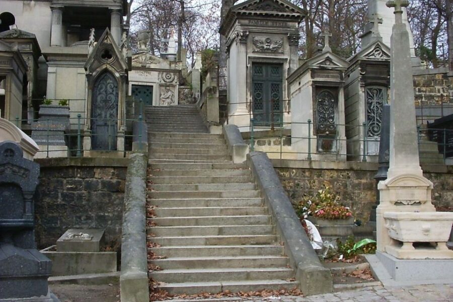 Paris: Père Lachaise Cemetery Walking Tour - Père Lachaise: a cemetery that feels like a city park