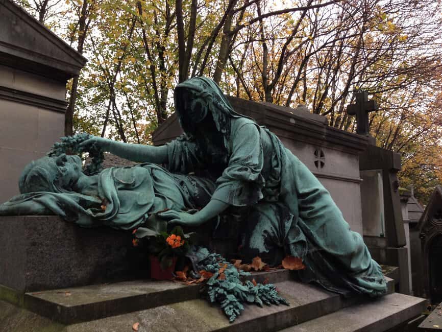 Paris: Père Lachaise Cemetery Walking Tour - Tombstone stops you’ll plan around: Piaf, Wilde, Sartre, and Morrison