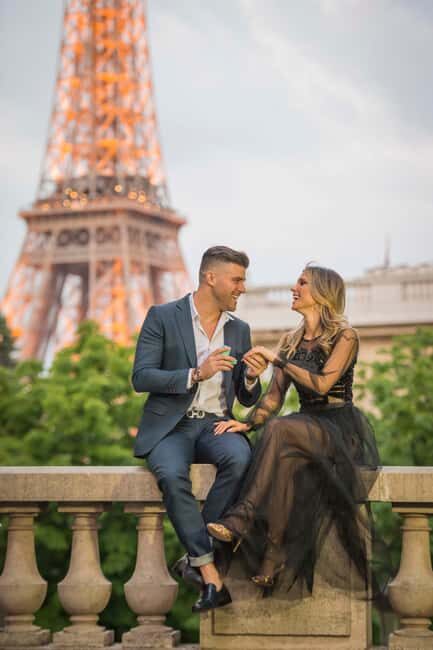 Paris Photo Experience - Strolling by the Seine: where the photos go romantic