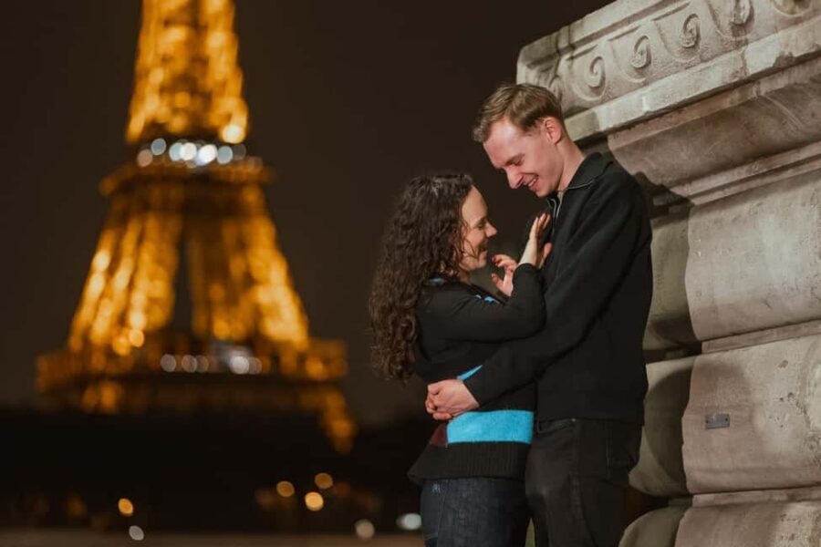 Paris photographer 1h near the Eiffel Tower or in Paris - The posing coaching that makes strangers look like models