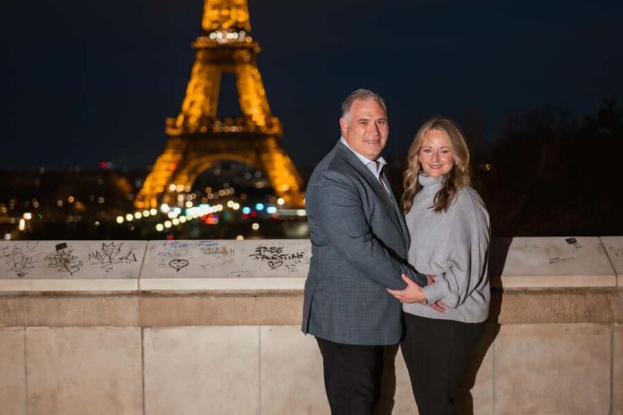 Paris photographer 1h near the Eiffel Tower or in Paris - Private group time: why this feels calmer than a crowd shoot