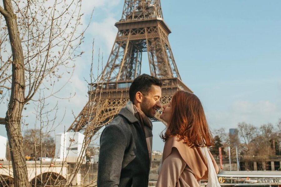 Paris: Photoshoot at the Eiffel Tower / Arc de Triomphe - Meet Your Photographer Near Place du Trocadéro (and Confirm Your Exact Spot)