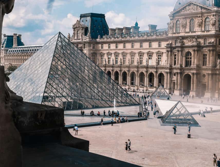 Paris: Private 2-Hour Walking Tour with a Parisian guide - Starting at Cité Metro Station: Where Your Guide Sets the Tone