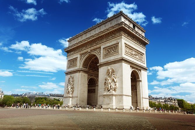 Paris Private Day Tour & Seine Cruise for Kids and Families - Montmartre hill finale: Sacré-Cœur views and snack practice