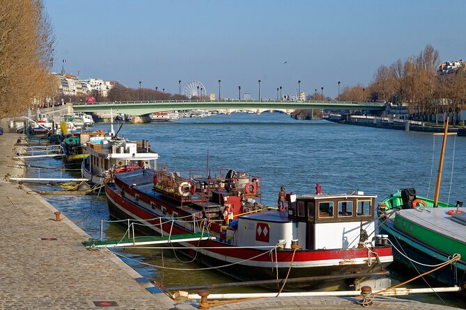 Paris : Private electric bike tour with wine and cheese tasting - Stop 1: Eiffel Tower and a Photo-First Introduction