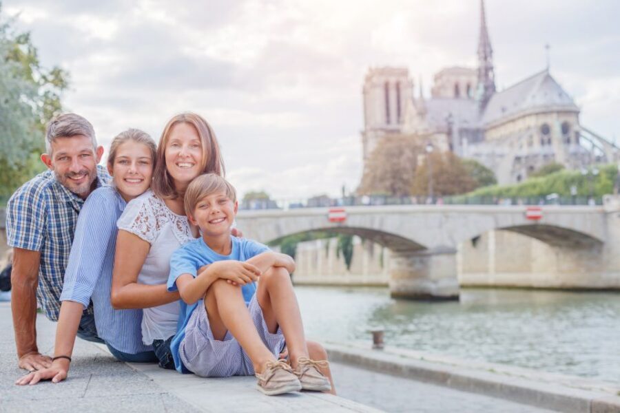 Paris: Private Family Tour, Highlights and Museum Visit - Quick stops with big payoff: Pont des Arts and story-friendly Paris