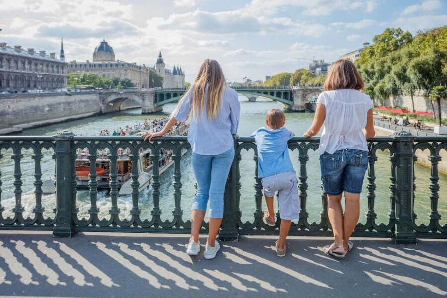 Paris: Private Family Tour, Highlights and Museum Visit - The boulangerie break: croissants and hot chocolate at Jean-Noël Julien