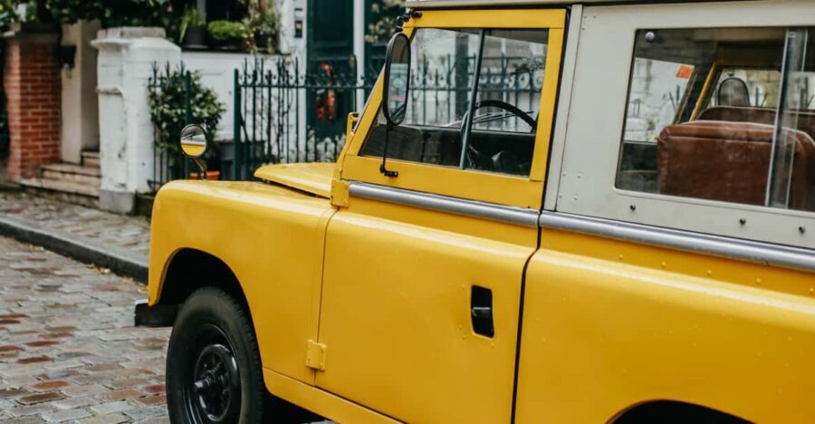 Paris: Private Guided Tour in a vintage Land Rover - The route starts with big Paris energy: grand avenues and the Arc roundabout