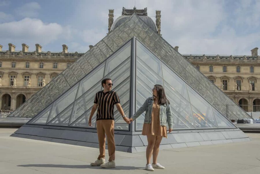 Paris: Private Photoshoot Outside the Louvre Museum - Where you meet: Louis XIV sous les traits de Marcus Curtius (copie)