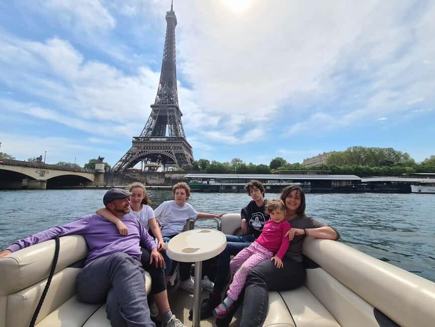 Paris: Private pontoon boat cruise on the Seine - The 90-minute route: from Pont Neuf to Eiffel Tower views