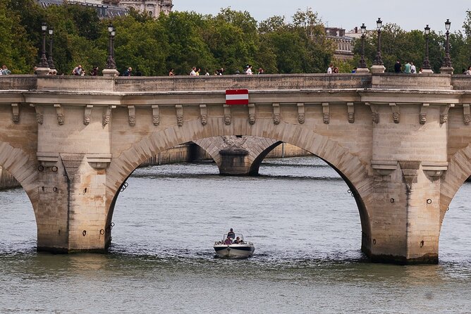Paris Private Seine River Cruise with your Captain Guide - Île de la Cité and Île Saint-Louis: where Paris was born