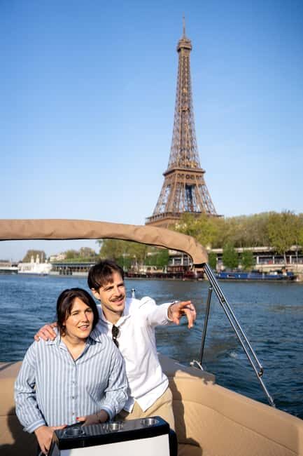 Paris: Private Small Boat Cruise with Rosé and Macarons - 90 minutes of rosé and real Paris scenery