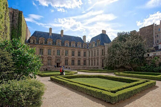 Paris Private Tour - Elegant and Luxury Tour Le Marais - Place des Vosges and Hotel de Sully: the Paris square moment