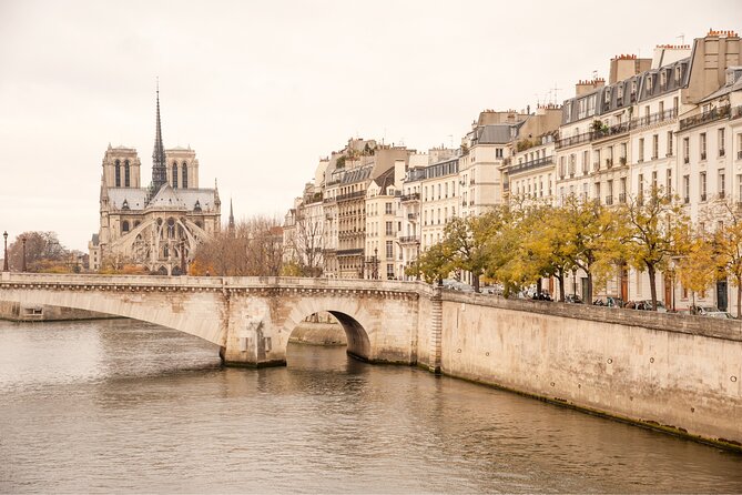 Paris Private Tour: Highlights, Top Quarters & Eiffel Tower - Pont des Arts to the Louvre: Romance Bridge + One Museum Stop That Matters