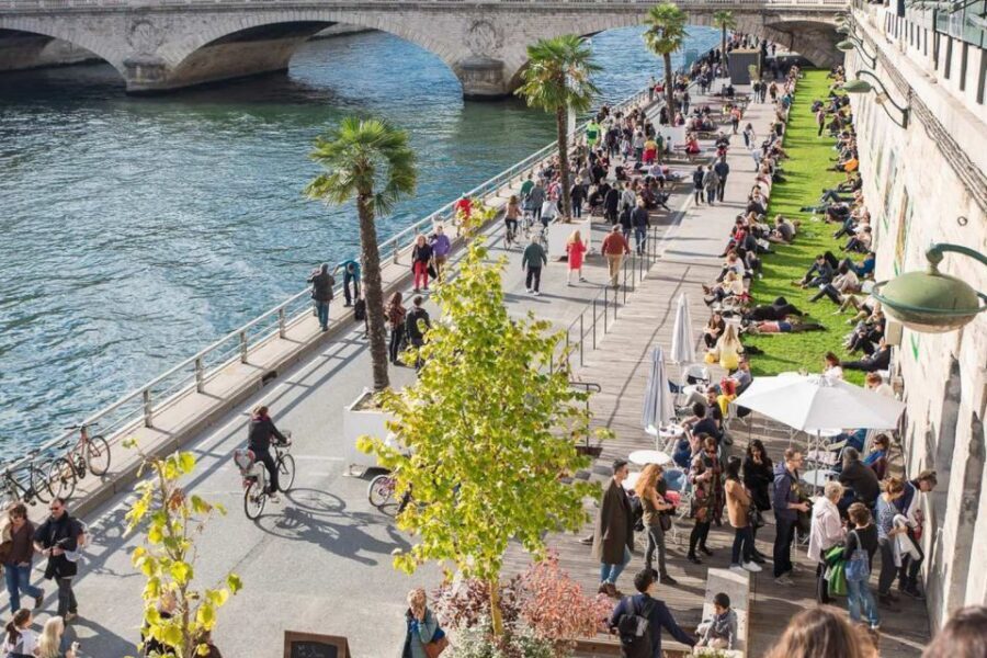 Paris: Private Tour with Locals – Highlights & Hidden Gems - The exact starting point: Louvre-Rivoli and The Café with the red sign