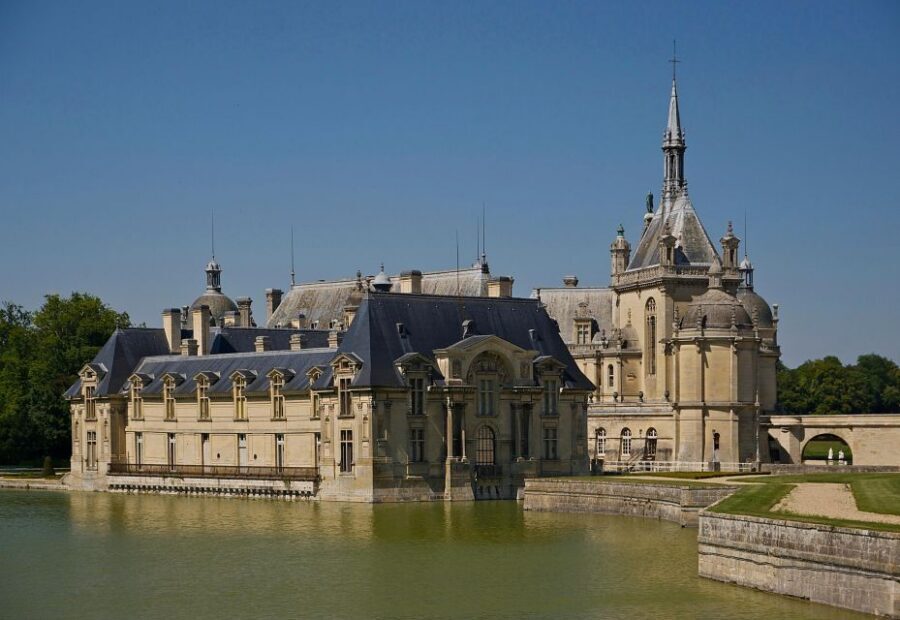 Paris: Private transfer Château Chantilly van 7 places 5H - The 5-hour van plan from Paris to Chantilly