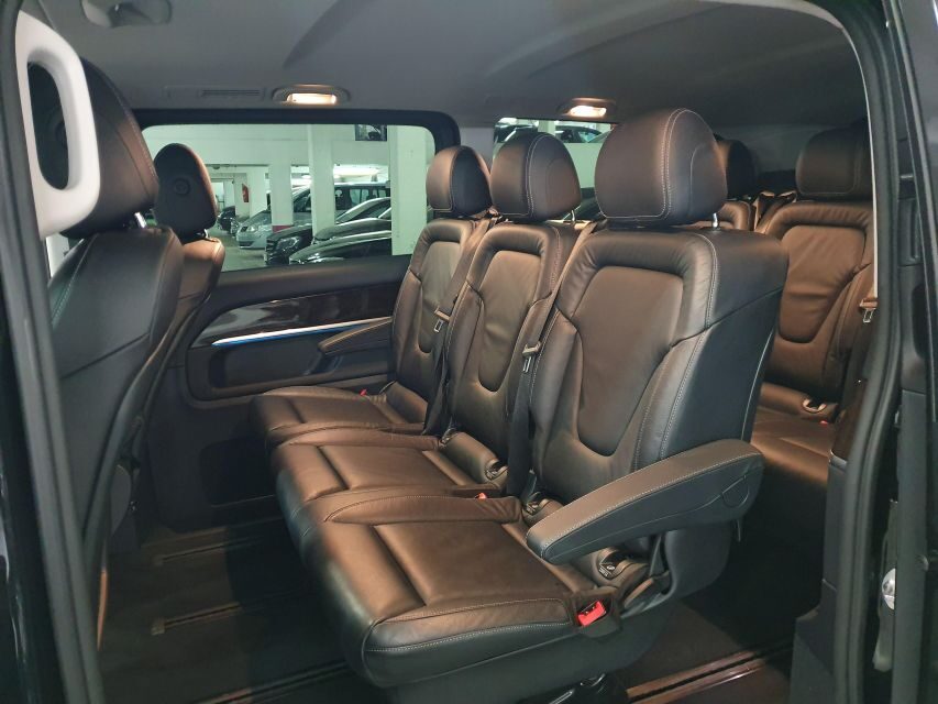PARIS: Private transfer Château Versailles van 7 people 4H - The ride in a 7-seat family vehicle: comfort and practical perks