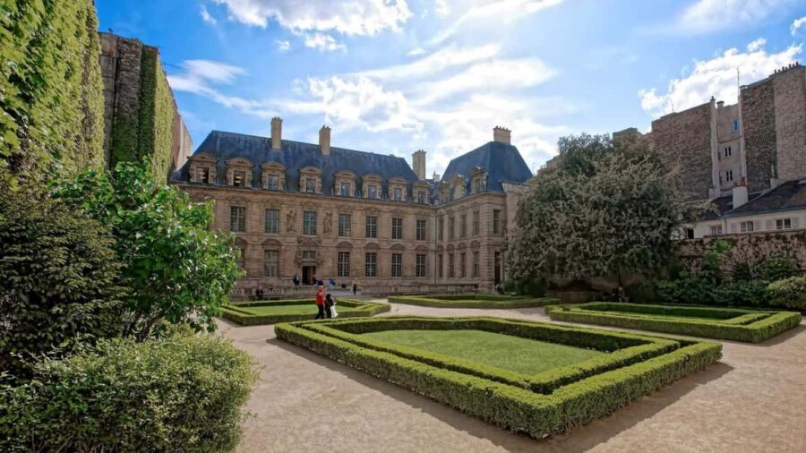 Paris - Private walking Food tour Le Marais - Saint-Paul Church and pastry: a history stop that doesn’t feel forced