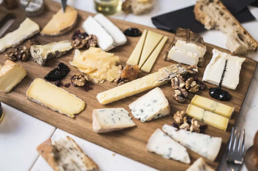 Paris - Private walking Food tour Le Marais - Cheese around Hotel de Sully and Place des Vosges