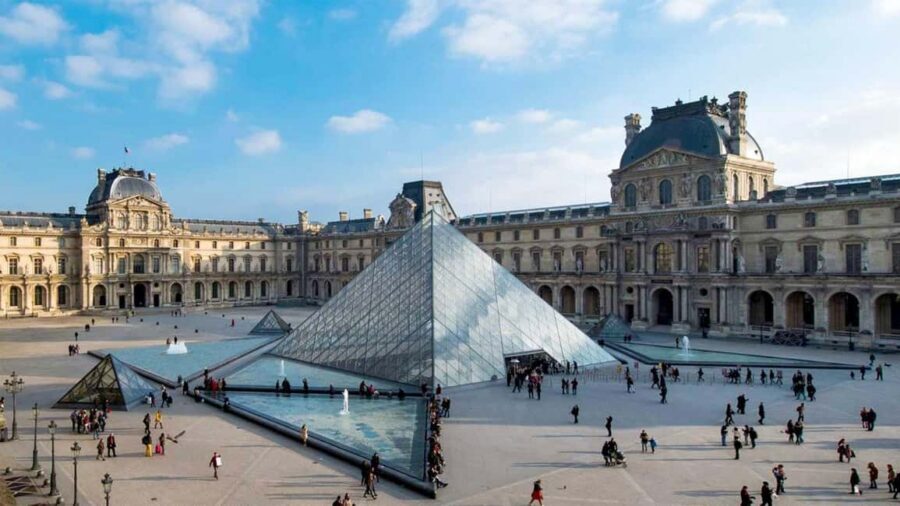 Paris: Private Walking Guided Tour of City's Highlights - Starting on the Parvis Notre-Dame: getting Paris in focus fast