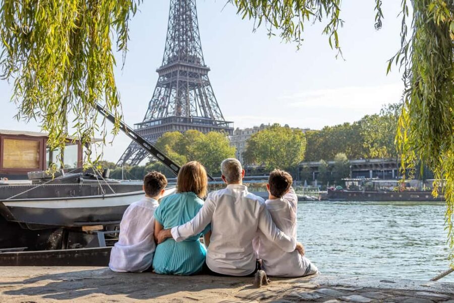 Paris: Professional Photoshoot - Pont de Bir-Hakeim to Trocadéro: an efficient one-hour portrait plan