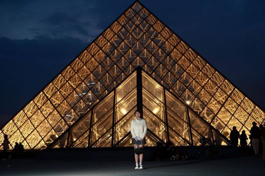 Paris: Professional Photoshoot with 300+ Photos + 1 present - The Photographer’s Approach: 10+ Years, Canon Gear, and Directing You