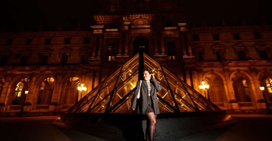 Paris: Professional Photoshoot with 300+ Photos + 1 present - Picking Your Backdrop: Eiffel Tower, Louvre, Arc de Triomphe