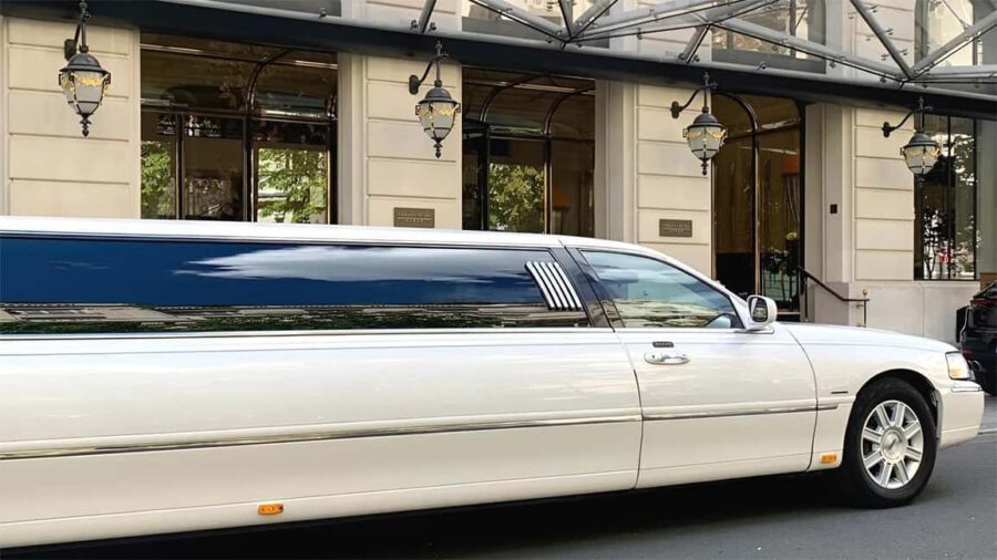 Paris: Romantic Limousine Tour - Why a one-hour private limo works so well in Paris