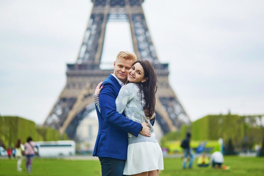 Paris: Romantic Photoshoot for Couples - Timing, crowds, and light: how to choose your shoot window