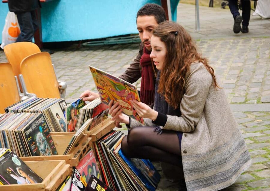 Paris: Saint Ouen Flea Market Guided Tour - Why Saint Ouen works best with a guide