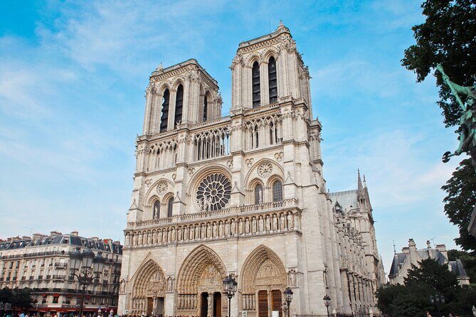 Paris Scavenger Hunt and Highlights Self-Guided Tour - A 6.2 km stroll with 77 minutes of walking: plan your pace and shoes
