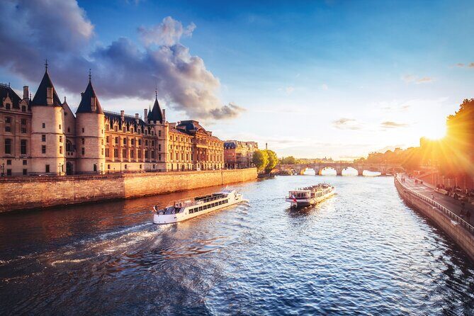 Paris Scavenger Hunt and Highlights Self-Guided Tour - World City Trail app and mobile ticket: how the hunt works