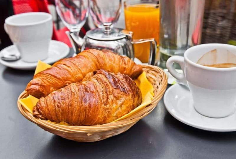 Paris: Seine Cruise with French breakfast near the boats - Breakfast at the foot of the Eiffel Tower