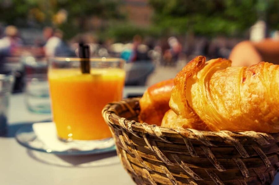 Paris: Seine Cruise with French breakfast near the boats - Photo moments: how to get the best shots without fuss
