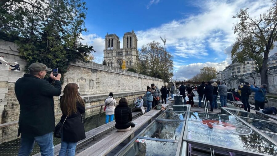 Paris: Seine River Cruise and 3-course Bistro Lunch - Boarding at Bateaux Parisiens (Tour Eiffel): what the start feels like