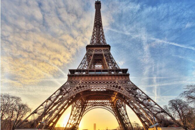 Paris: Seine River Sightseeing Sunset Cruise with Champagne - The route start: Île de la Cité and the Notre-Dame photo lane