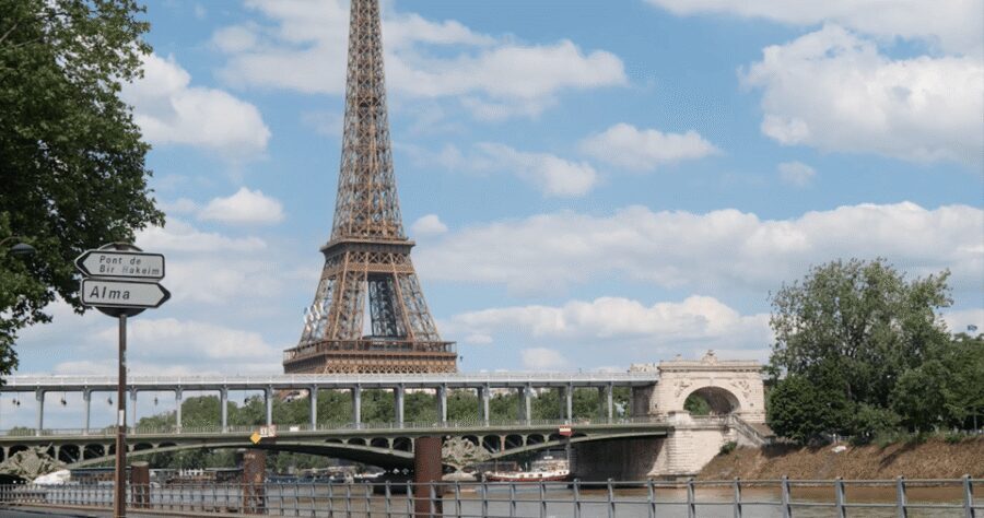 Paris: Side-Car Tour of Paris's most Beautiful Monuments - The ride past the Eiffel Tower: quick, iconic, and photo-friendly