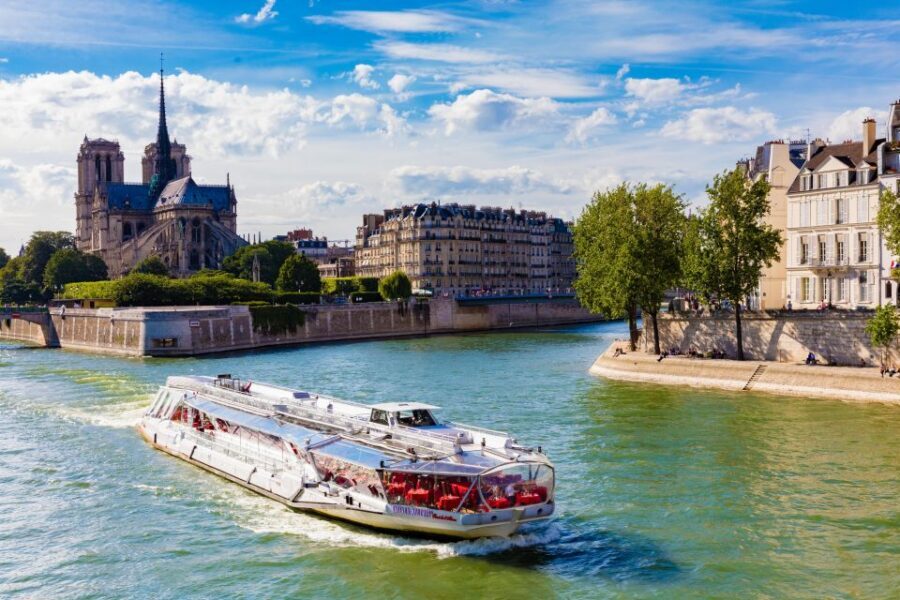 Paris: Sightseeing Cruise on the Seine with 3-Course Lunch - The Seine route in central Paris: bridges, cathedrals, and the Louvre area