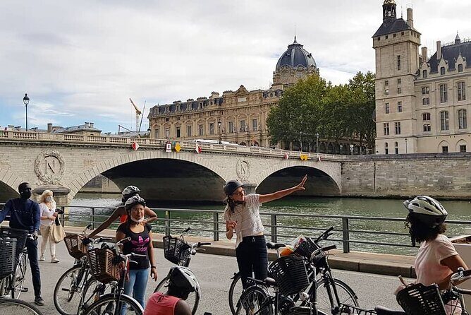 Paris Small Group Guided Bike Tour of Must-See Sights - Eiffel Tower View Stop: The Best “First Look” Moment
