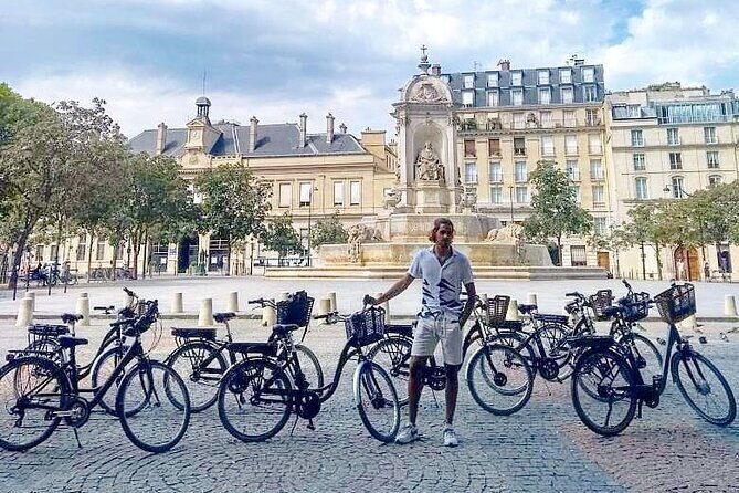 Paris Small Group Guided Bike Tour of Must-See Sights - Small Group Cycling With a Guide Who Sets the Tempo
