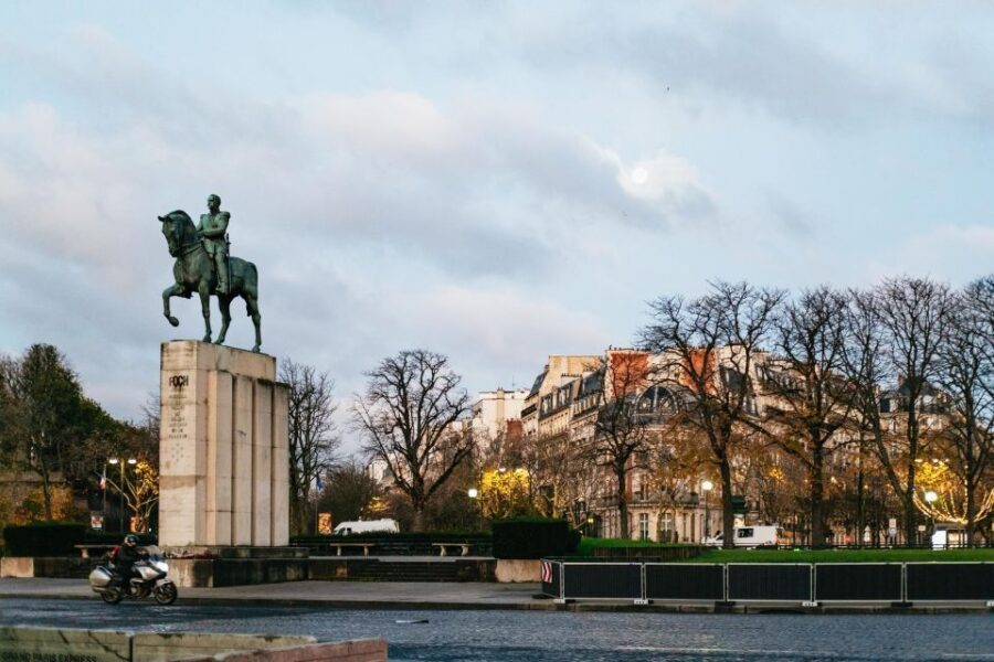 Paris: Sunrise Running and Sightseeing Group Tour - Champs-Élysées and Trocadéro: the run toward Eiffel Tower views
