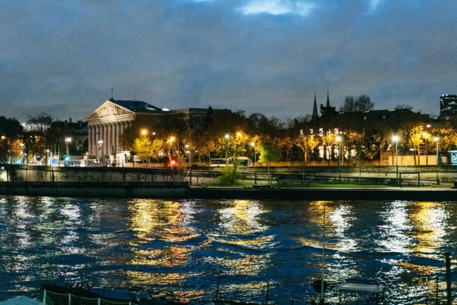 Paris: Sunrise Running and Sightseeing Group Tour - Meeting at Place Saint-Michel: the fastest way to start smoothly